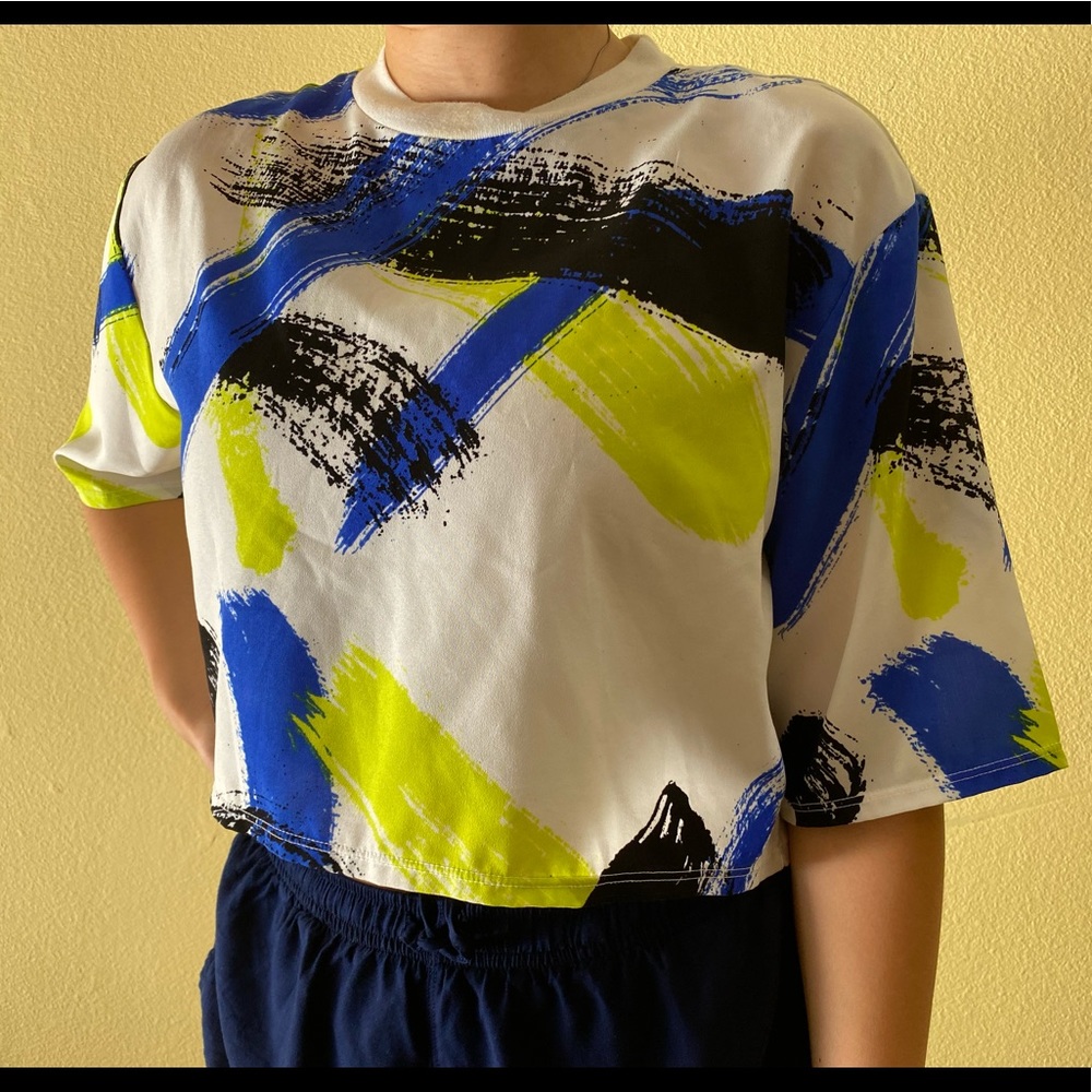 Graphic cropped t-shirt top. - Picture 2 of 4